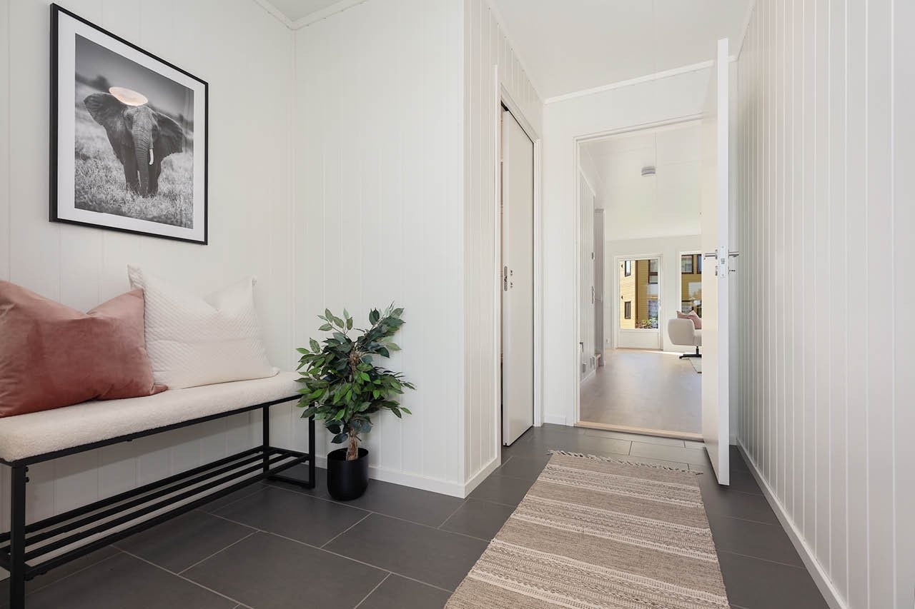 Flislagt entré med praktisk gjestetoalett Galleribilde