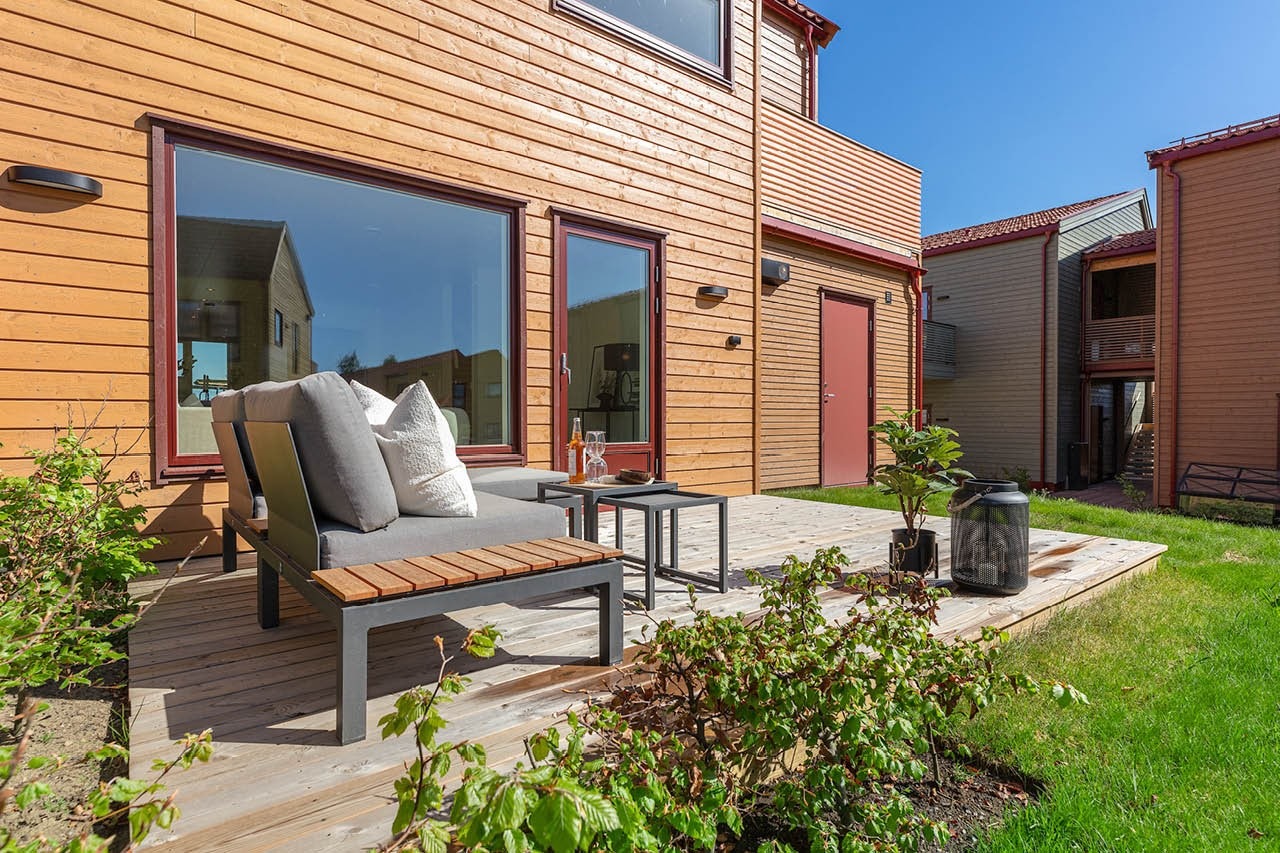 God plass til sittegruppe og spiseplass på terrasse. Foto fra rekkehus A i byggetinn 2 Galleribilde