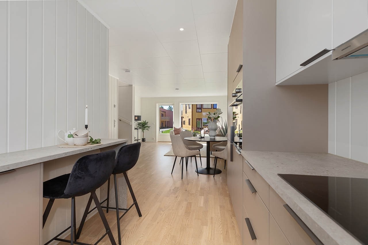 Mulig å endre kjøkkenløsning hos kjøkkenleverandør. Hyggelig kjøkkenkrok med integrert hvitevarepakke. God belysning i form av downlights på kjøkken. Foto fra rekkehus type A i byggetrinn 2 Galleribilde