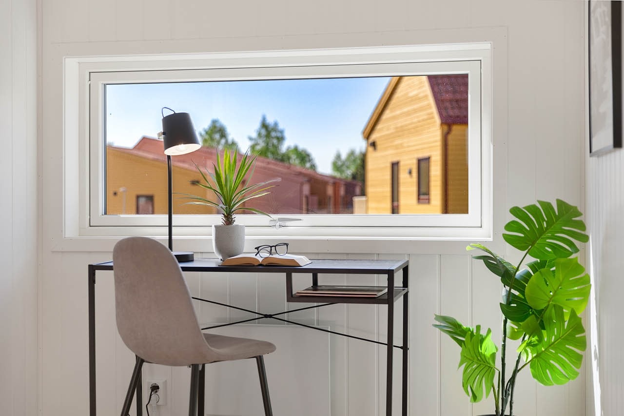 Kontorplass i gang i 2. etasje, med utsyn mot hyggelig arkitektur. Foto fra rekkehus type A i byggetrinn 2 Galleribilde