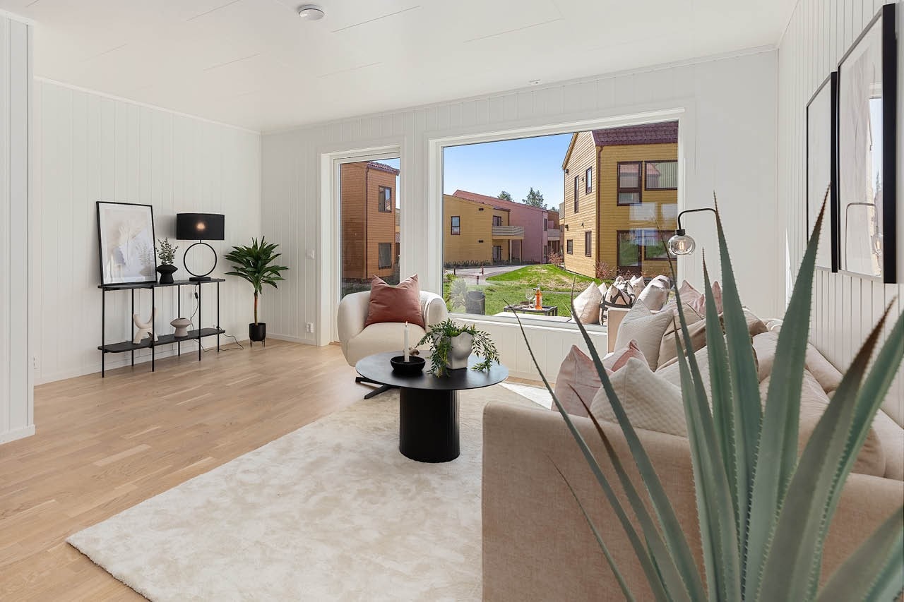 Hyggelig stue med store vindusflater. Foto fra rekkehus type A i byggetrinn 2 Galleribilde