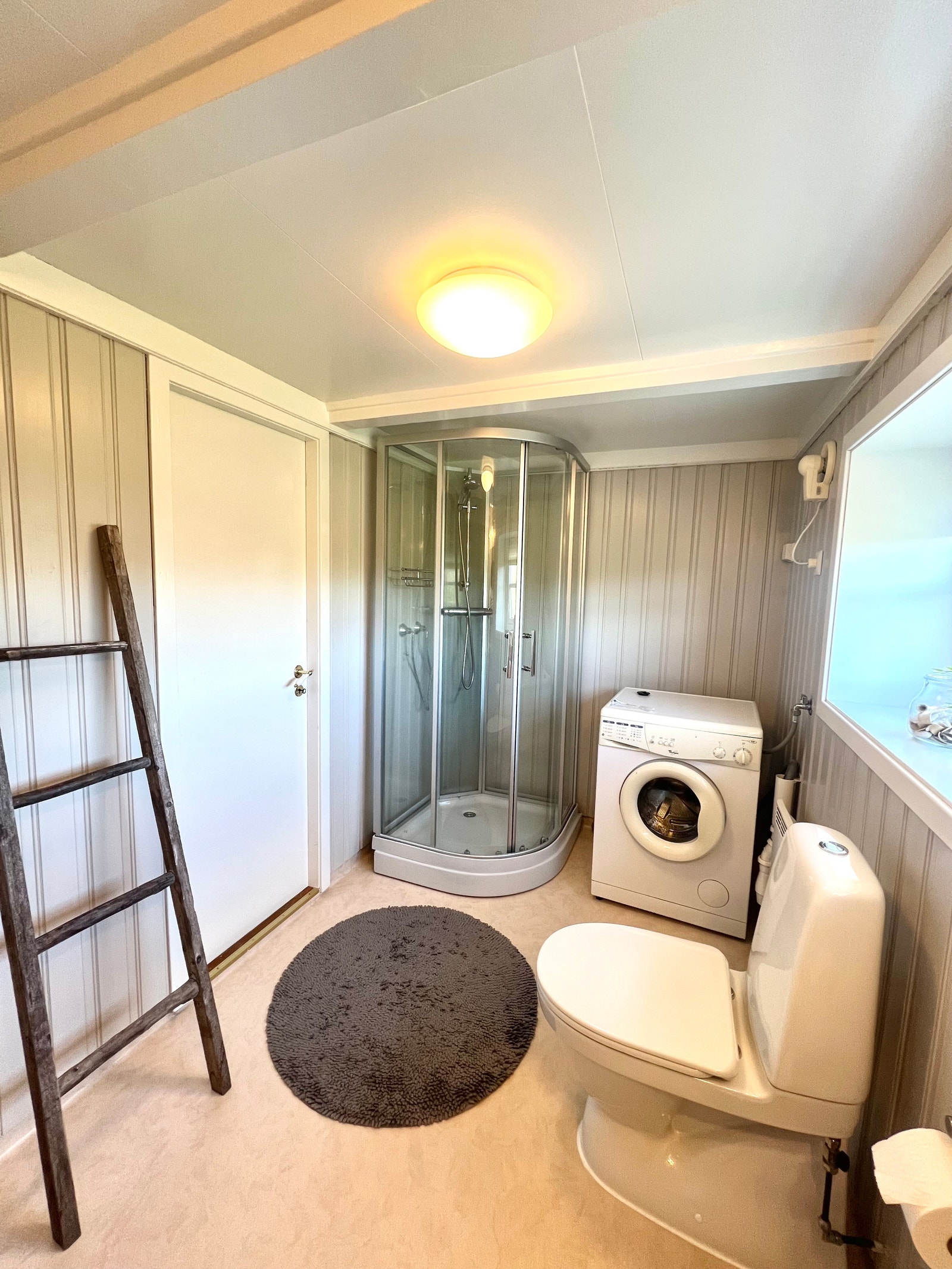 Kombinert baderom og vaskerom. Galleribilde