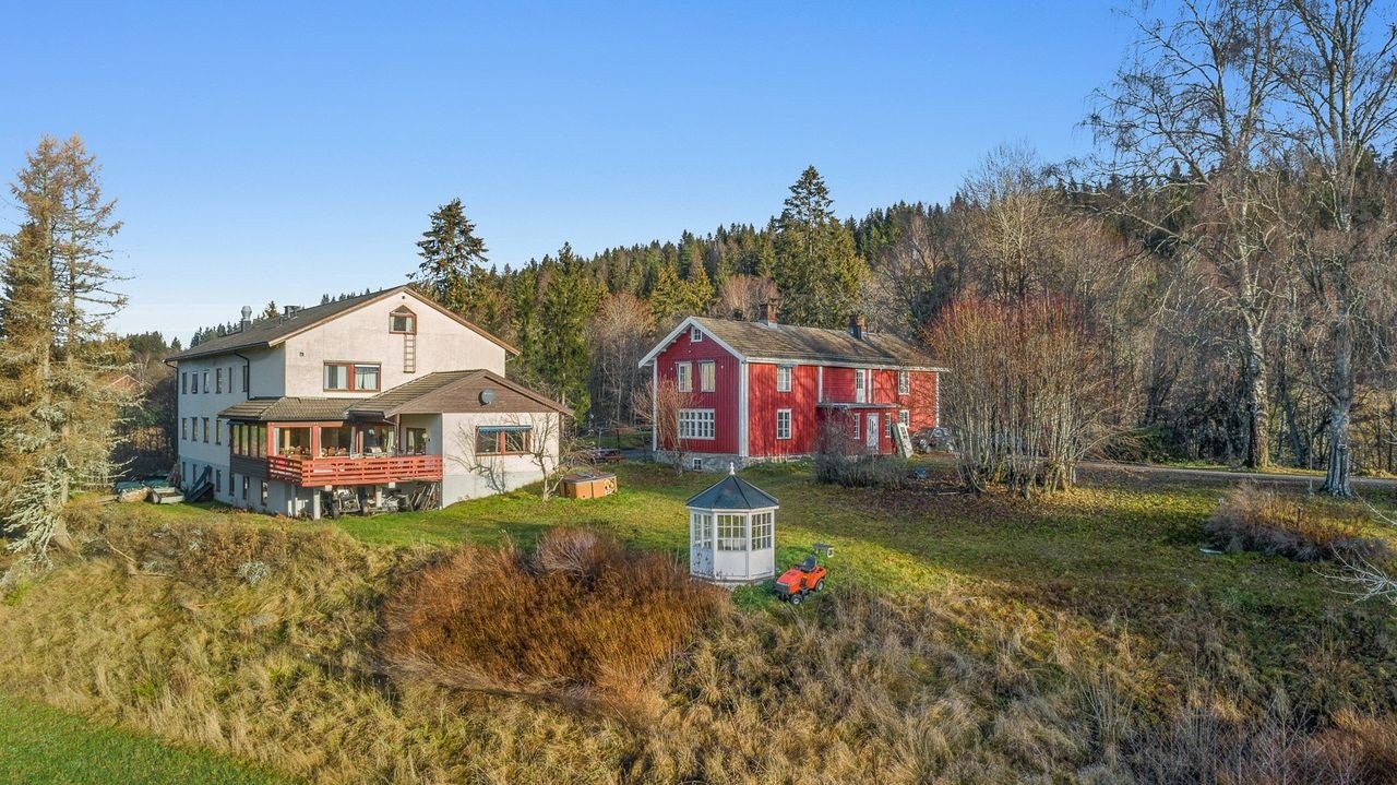 Dronebilde over eiendommen. Galleribilde