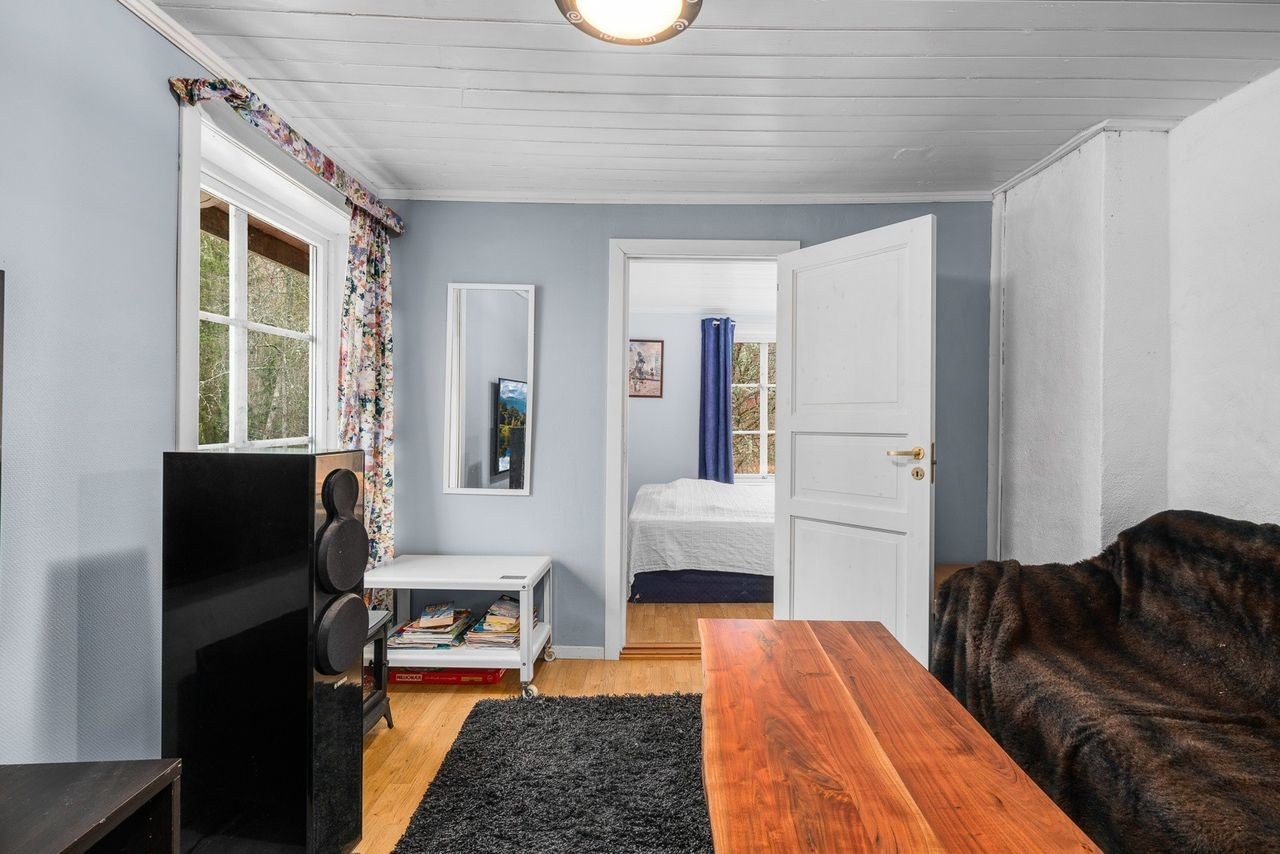 Stuene har store vindusflater som slipper inn rikelig med naturlig sollys. Galleribilde