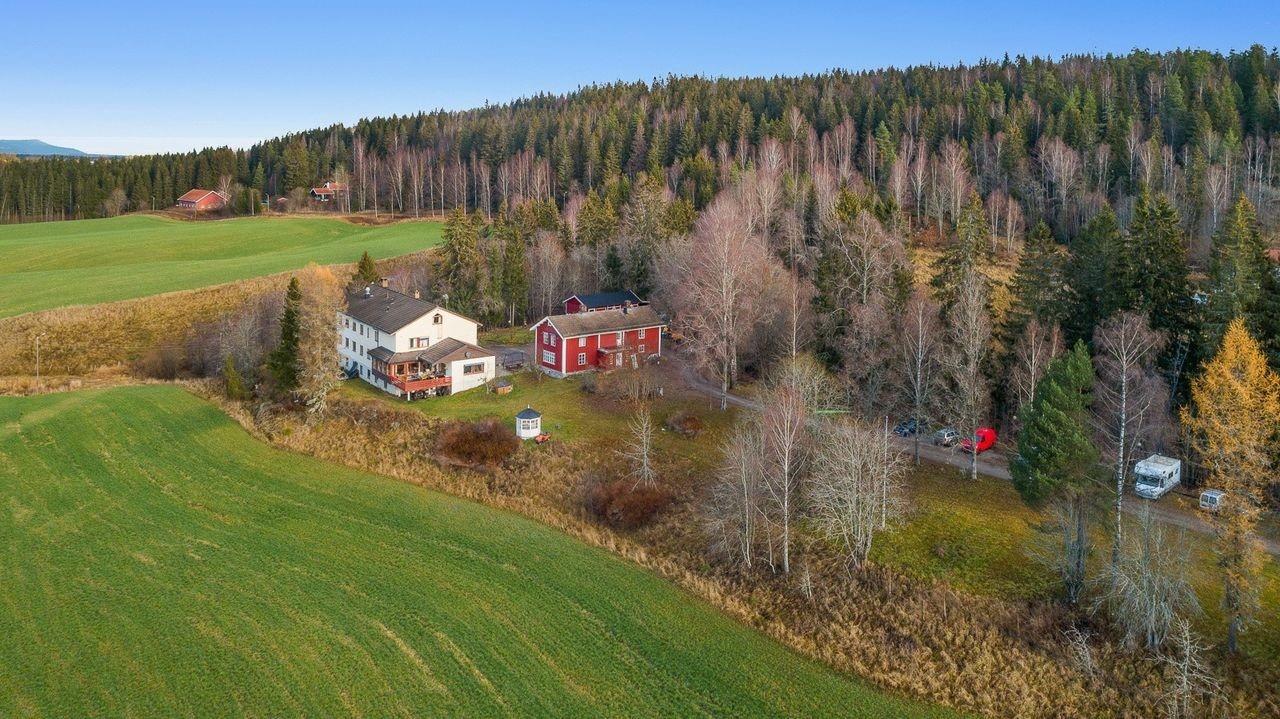 På den store eiendommen finnes det totalt ca. 25 parkeringsplasser, samt en nyere frittstående garasje med BRA på 71 kvm. Galleribilde