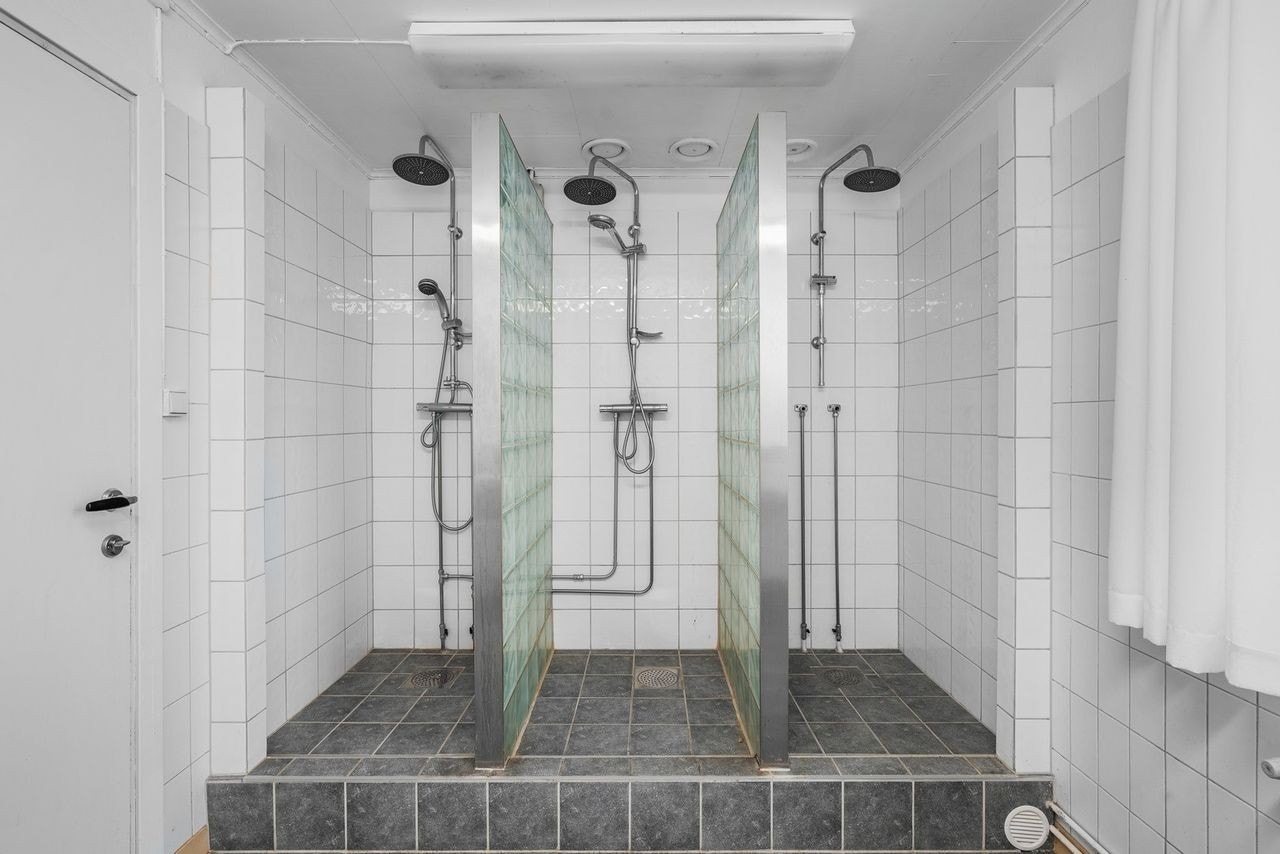 Tre dusjnisjer med glassbyggerstein og servant. Galleribilde