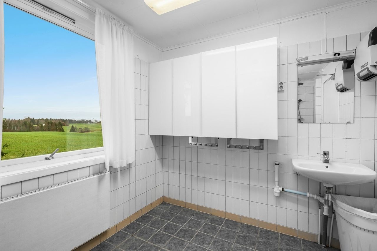 Bad nr. 2 i 2. etasje av eldre dato. Flislagte overflater. Veggskap med glatte fronter. Spalteventil i vindu. Luftespalte med lufttilførsel under dør. Galleribilde