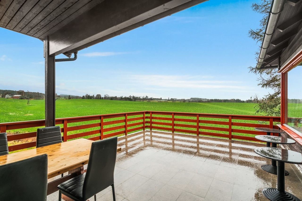 Fra terrassen har man nydelig utsyn over åpent landskap. Galleribilde