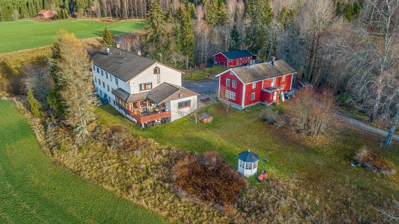 Dronebilde over eiendommen. Galleribilde