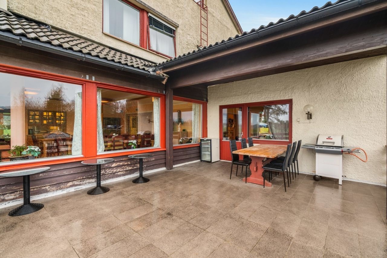 Utgang fra stuen i 1. etasje til solrik terrasse. Galleribilde