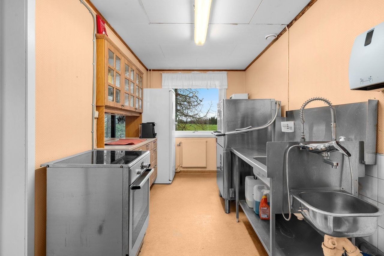 Grovkjøkken i 1.etasje med profilerte skuffefronter og laminert benkeplate. Glassfronter i overskap. Galleribilde