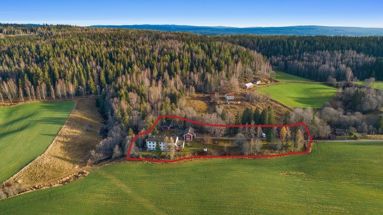 Eiet tomt på totalt 6.861 kvm. Tomten er lett skrånende og har normalt gode sol- og lysforhold. Nb: Omrisse av eiendommen er kun veiledende, se vedlagt situasjonskart. Galleribilde