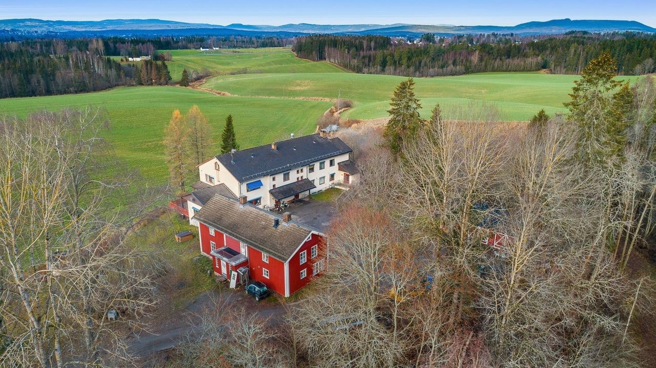 Eldre bestyrerbolig fra slutten av 1700-tallet som per i dag er godkjent som del av sykehjem. Bygningen har et BRA på 284 kvm og inneholder bla. 2 soverom, 2 kjøkken, 3 stuer, bad, 2 wc-rom ++. Bygningen er SEFRAK-registrert i kommunen. Galleribilde