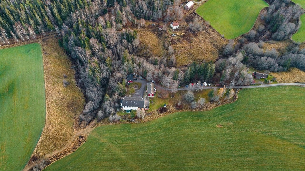 Dronebilde over eiendommen. Galleribilde