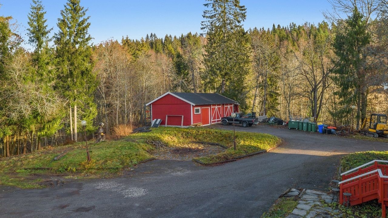 Det er oppført en nyere frittstående garasje med dekke i betong. Yttervegger i bindingsverkskonstruksjon, kledd utvendig med malt panel. Saltak i trekonstruksjon, tekket med shingel. Strøm og belysning er innlagt. Galleribilde