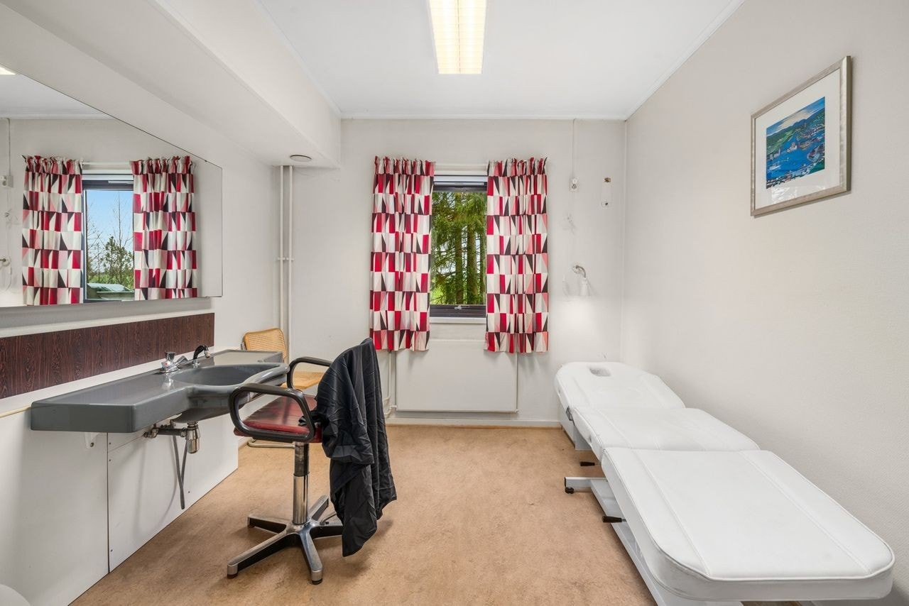 Frisørrom i underetasje. Galleribilde