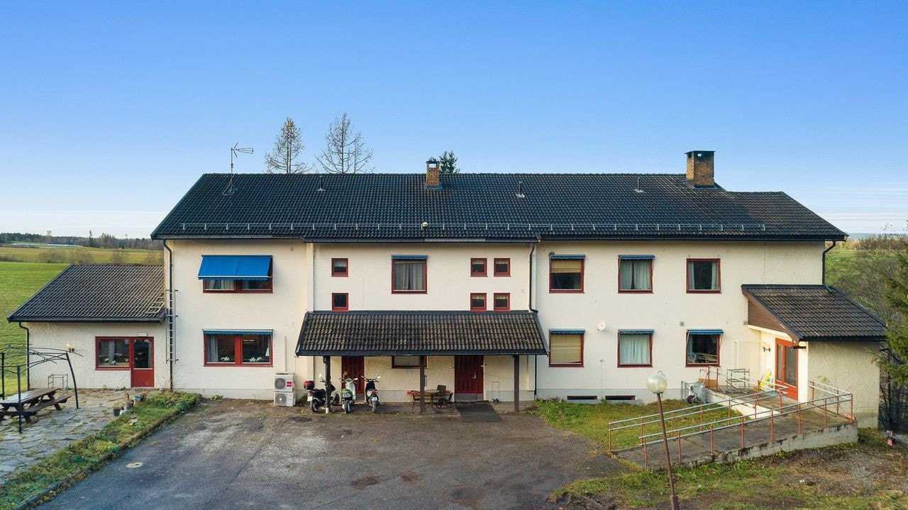 Hovedbygningen har et BRA på hele 1145 kvm og består av to fulle etasjer, underetasje og loftetasje! Totalt huser bygningen hele 19 soverom, 4 stuer, 4 kjøkken, 7 bad, dusjrom, wc-rom og mye mer. Galleribilde