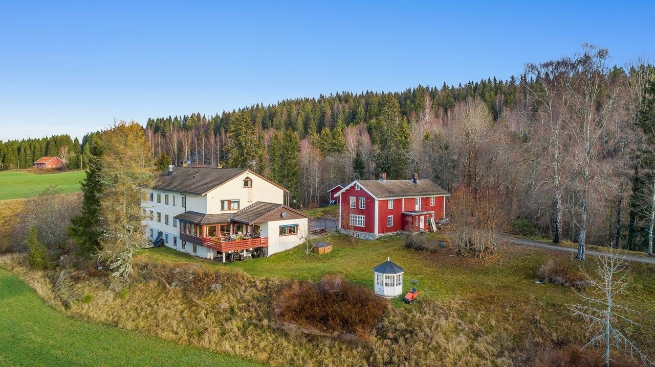 Eiet tomt på totalt 6.861 kvm. Tomten er lett skrånende og har normalt gode sol- og lysforhold. Nb: Omrisse av eiendommen er kun veiledende, se vedlagt situasjonskart. Galleribilde