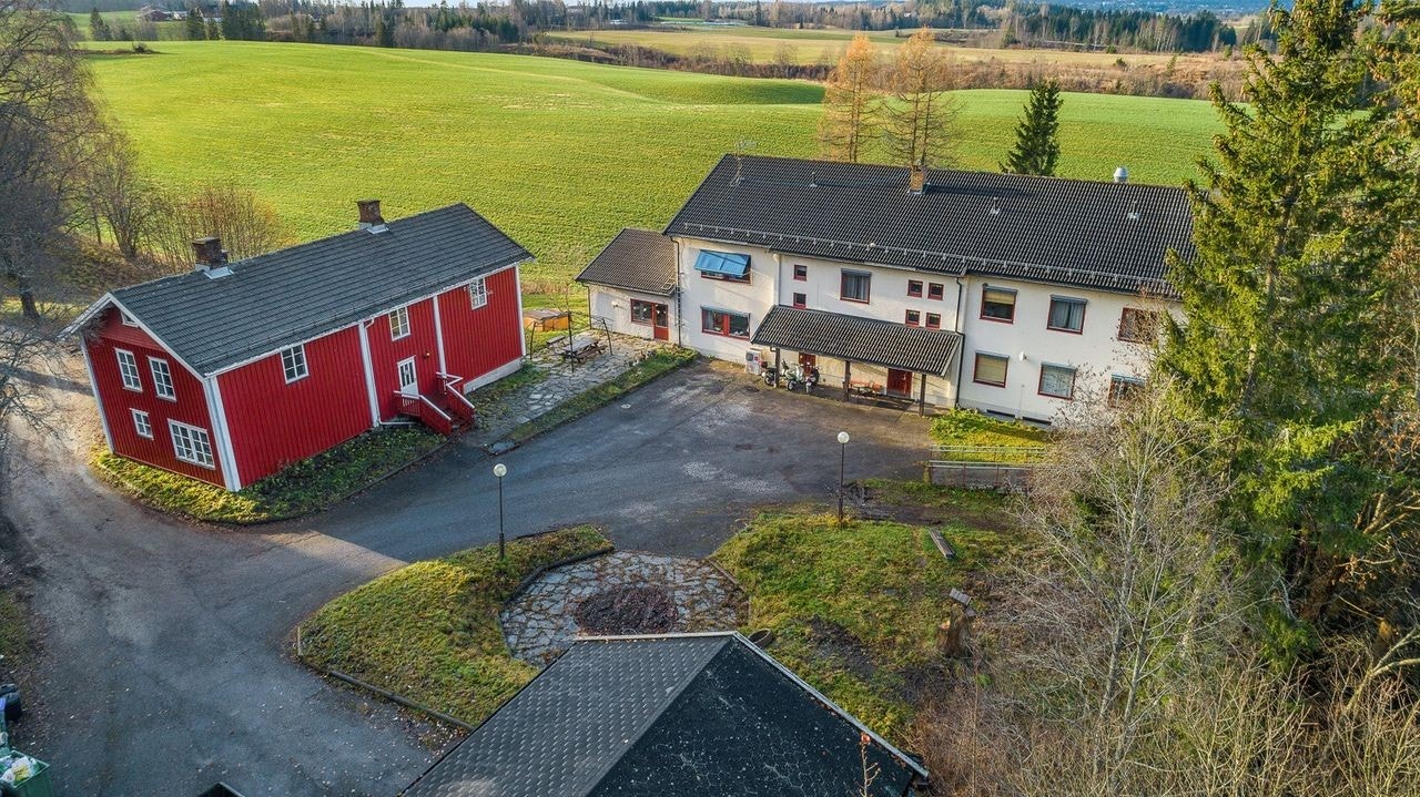 Hovedbygningen fra 1955 var opprinnelig et pleiehjem/sykehjem og ligger meget skjermet, med utsyn over åpent landskap og skogsterreng. I 2005 ble bygningen godkjent bruksendret til barneverninstitusjon. Galleribilde