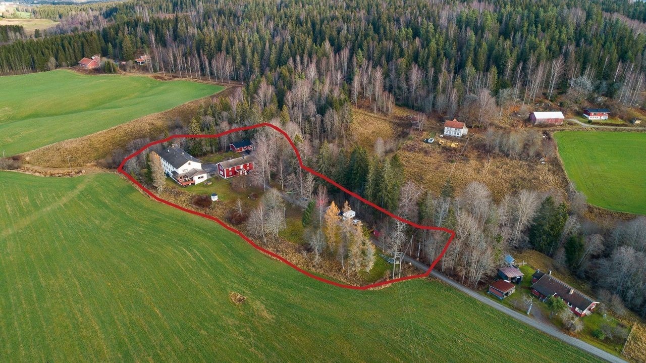 Dette er en eiendom med stort potensial og fremtidige muligheter for den rette kjøperen! Nb: Omrisse av eiendommen er kun veiledende, se vedlagt situasjonskart. Galleribilde