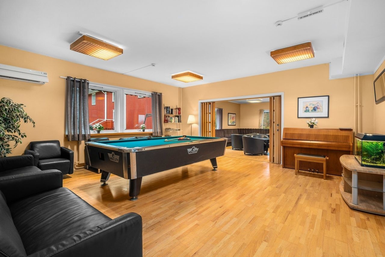 Det er lagt parkett på gulv og malte veggflater. Galleribilde