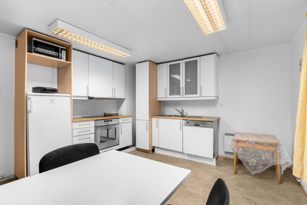 Kjøkken i 2. etasje med slette fronter og enkelte frostede glassfronter i overskap. Laminert benkeplate med nedfelt kum i rustfritt stål. Kullfilterventilator. Opplegg for oppvaskmaskin. Stekeovn og keramisk topp er integrert i innredningen Galleribilde