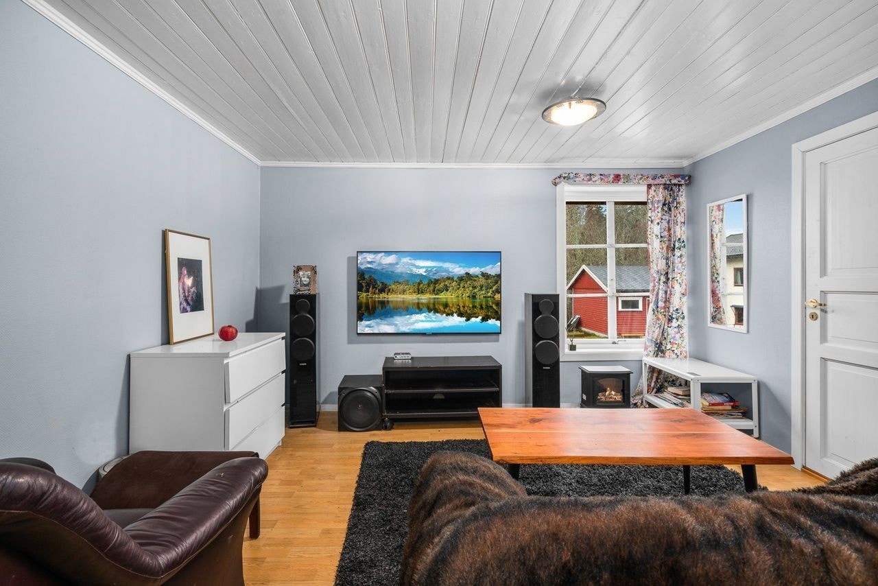 Bygningen har totalt 3 store stuer, hvorav 1 er plassert i 1. etasje og to i 2. etasje. Galleribilde