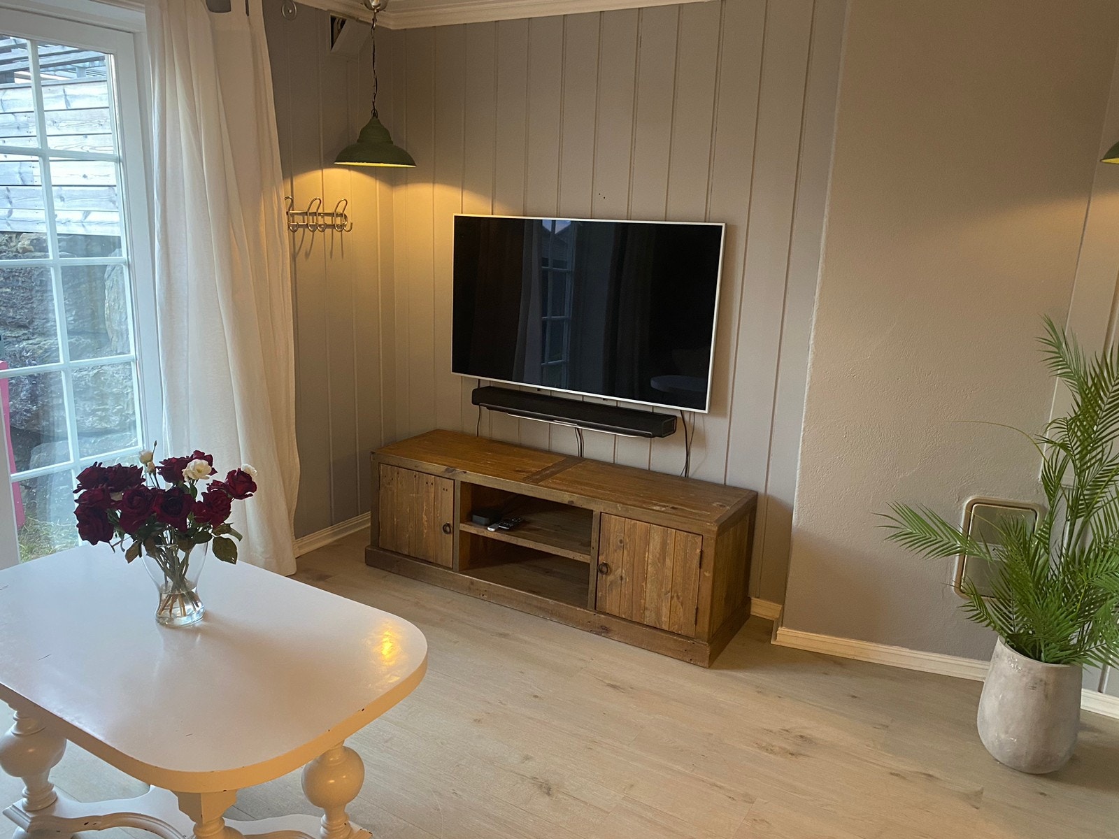 Smart-TV, Sonos høyttaler og tv-benk på stua Galleribilde