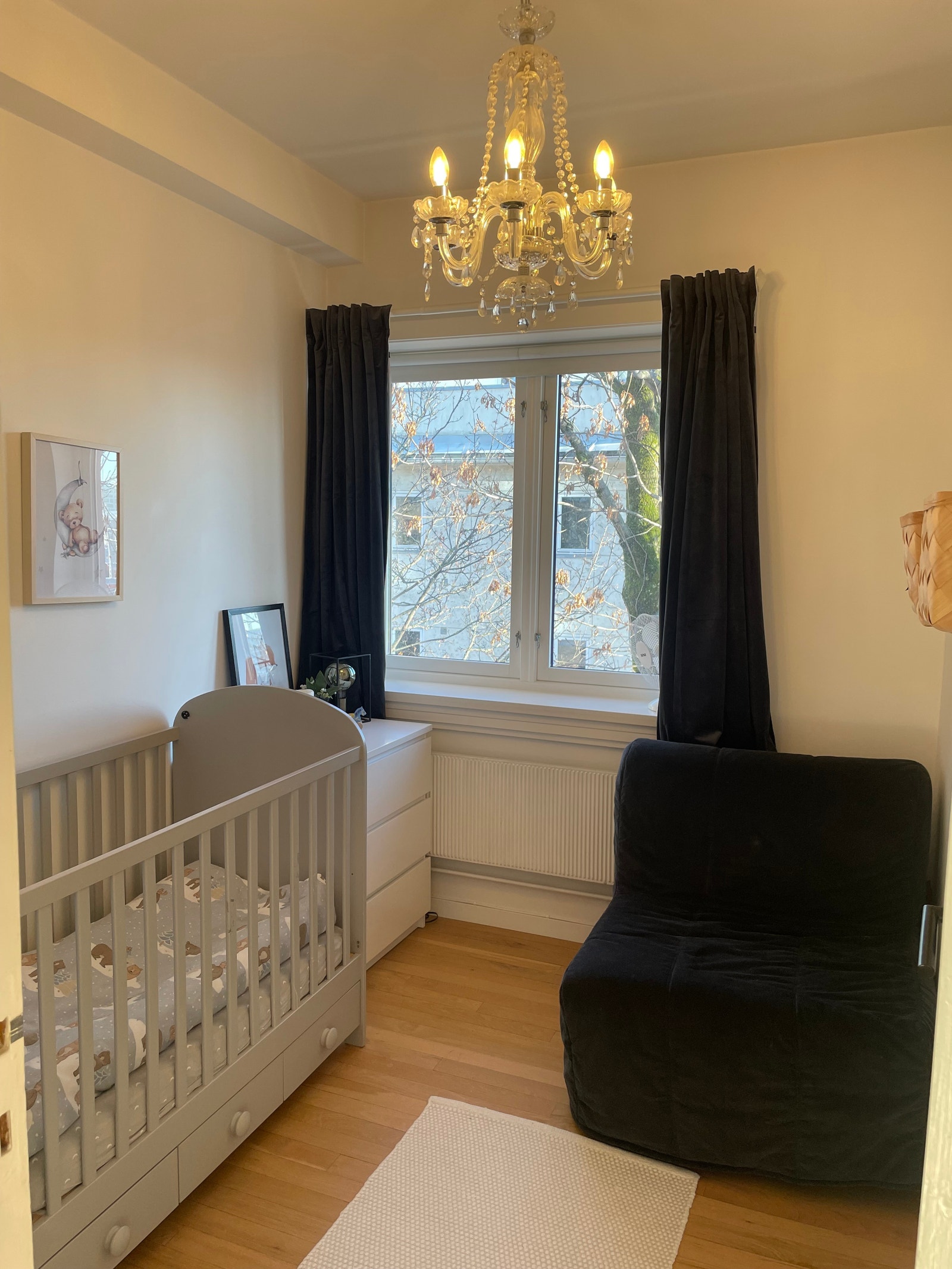 Rommet er i dag innredet med en 120x200 seng og høyskap til klær Galleribilde