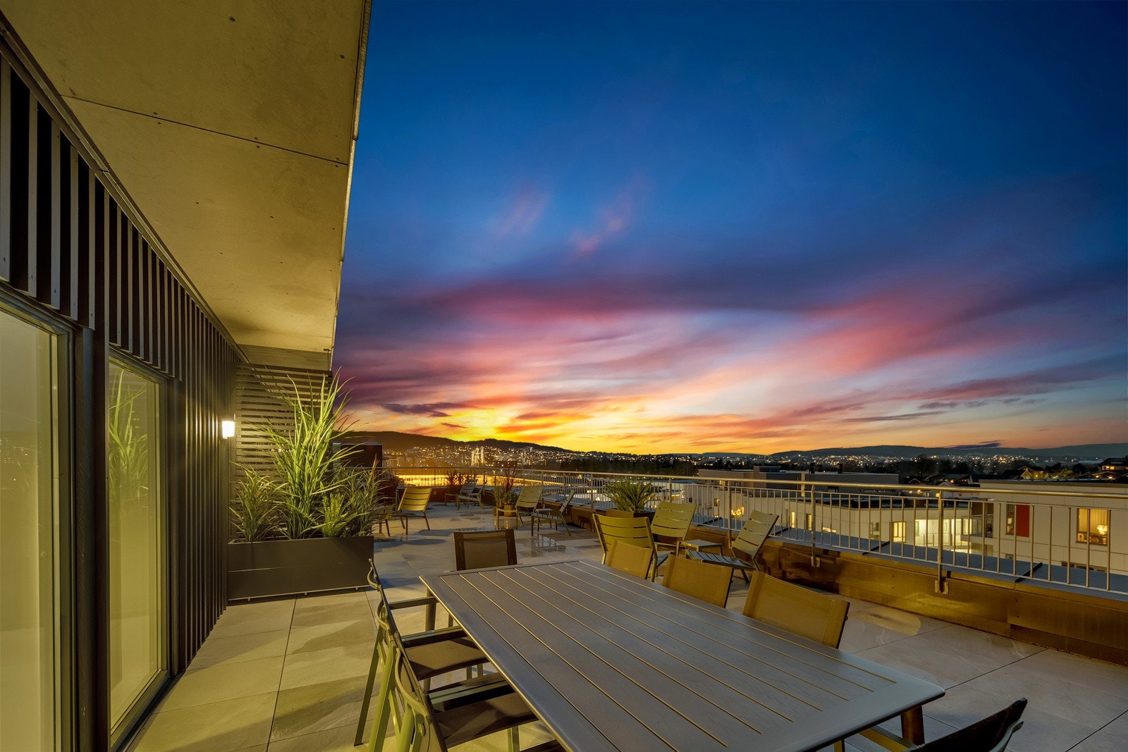 Alle leilighetene har tilgang til to flotte, solrike felles-takterrasser på henholdsvis 62 og 95 kvadratmeter, med flotte utemøbler. Galleribilde