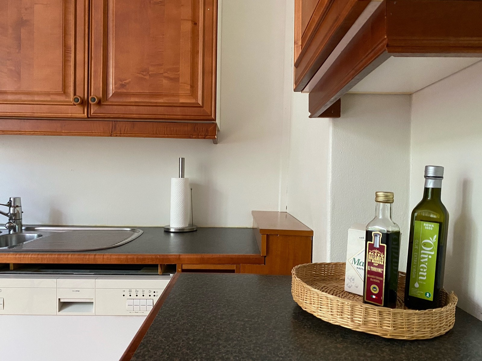 Kjøkken m/hvitevarer og spiseplass Galleribilde