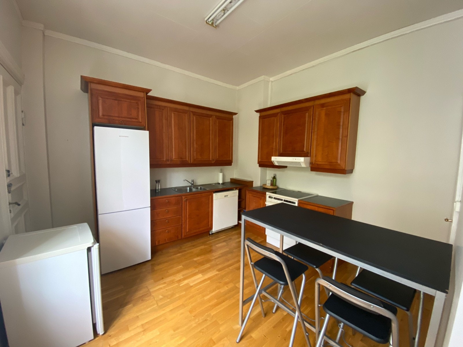 Kjøkken m/hvitevarer og spiseplass Galleribilde