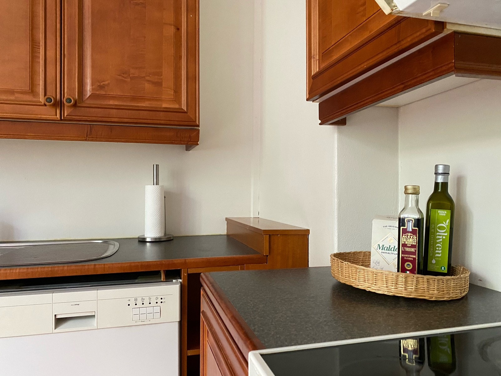 Kjøkken m/hvitevarer og spiseplass Galleribilde