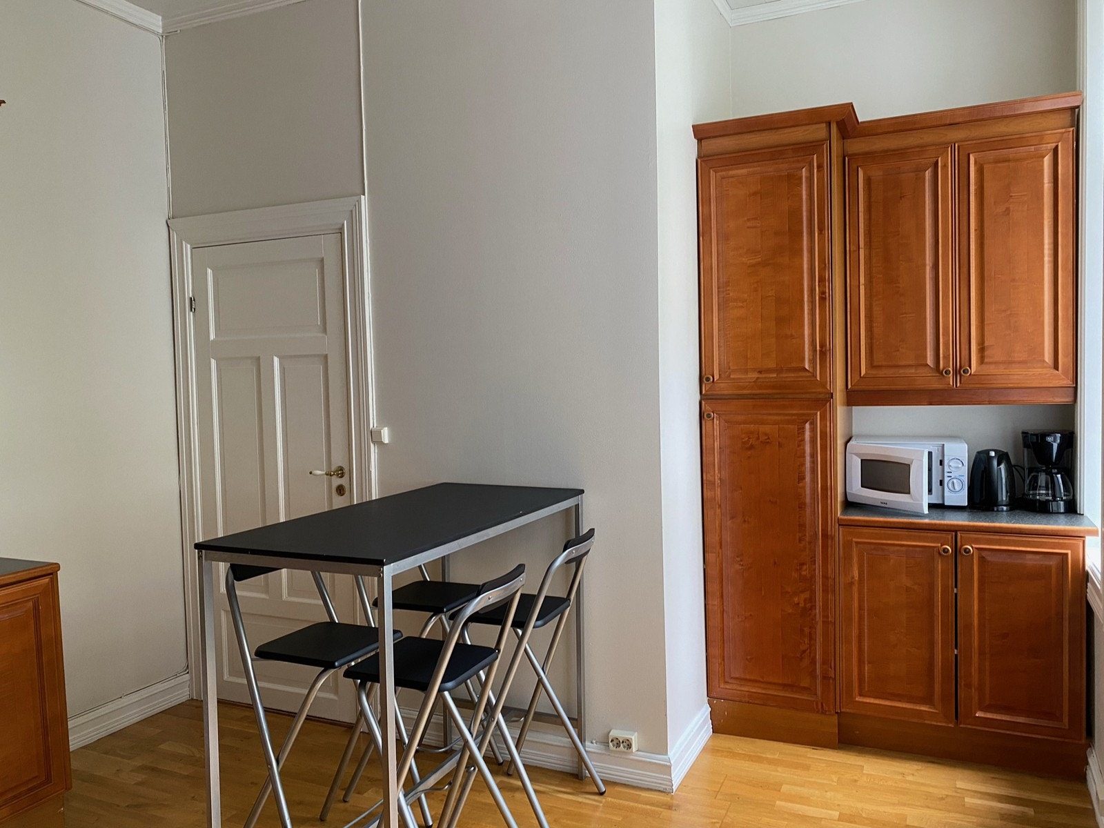 Kjøkken m/hvitevarer og spiseplass Galleribilde