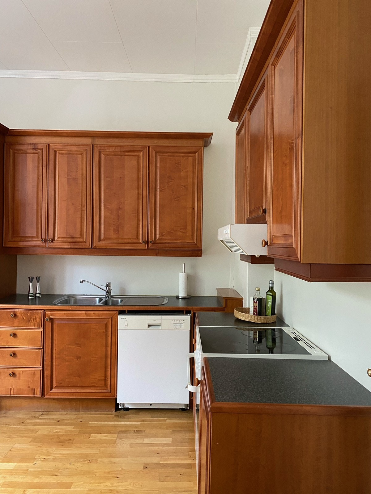 Kjøkken m/hvitevarer og spiseplass Galleribilde