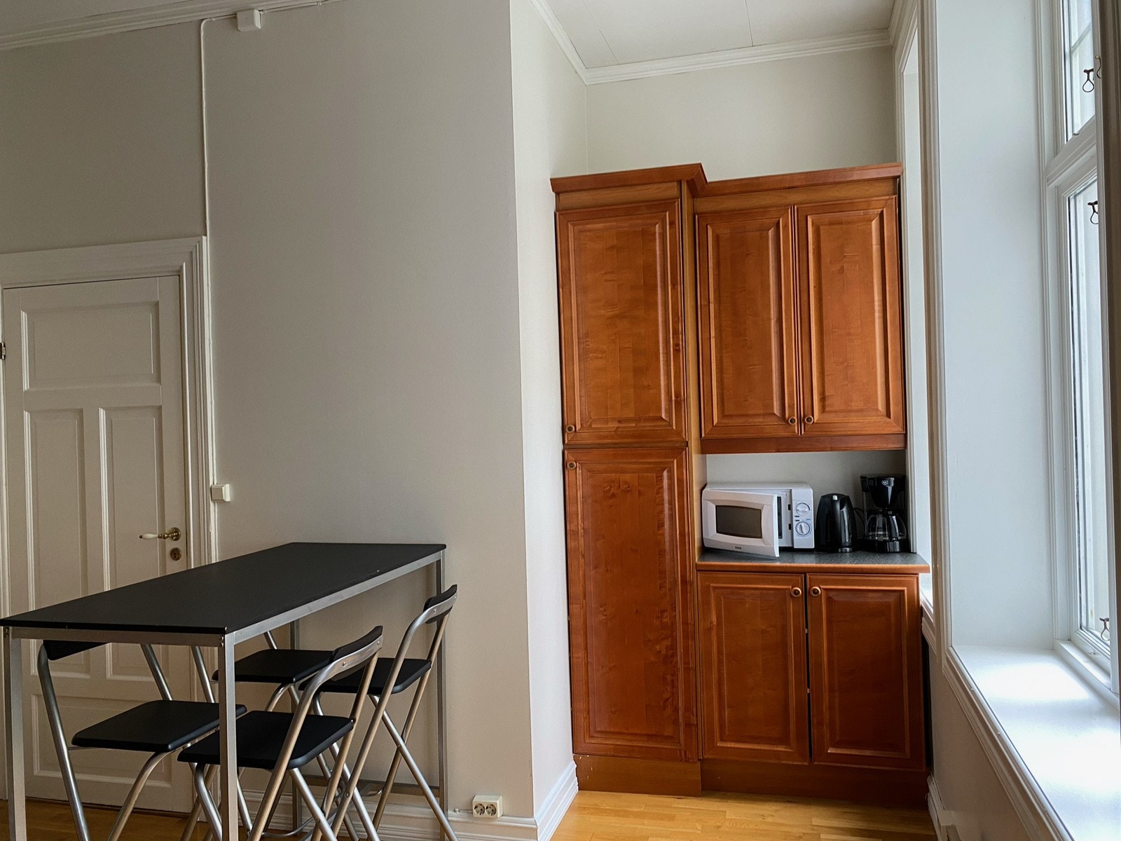 Kjøkken m/hvitevarer og spiseplass Galleribilde