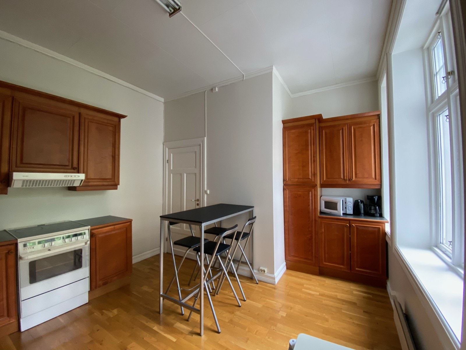 Kjøkken m/hvitevarer og spiseplass Galleribilde