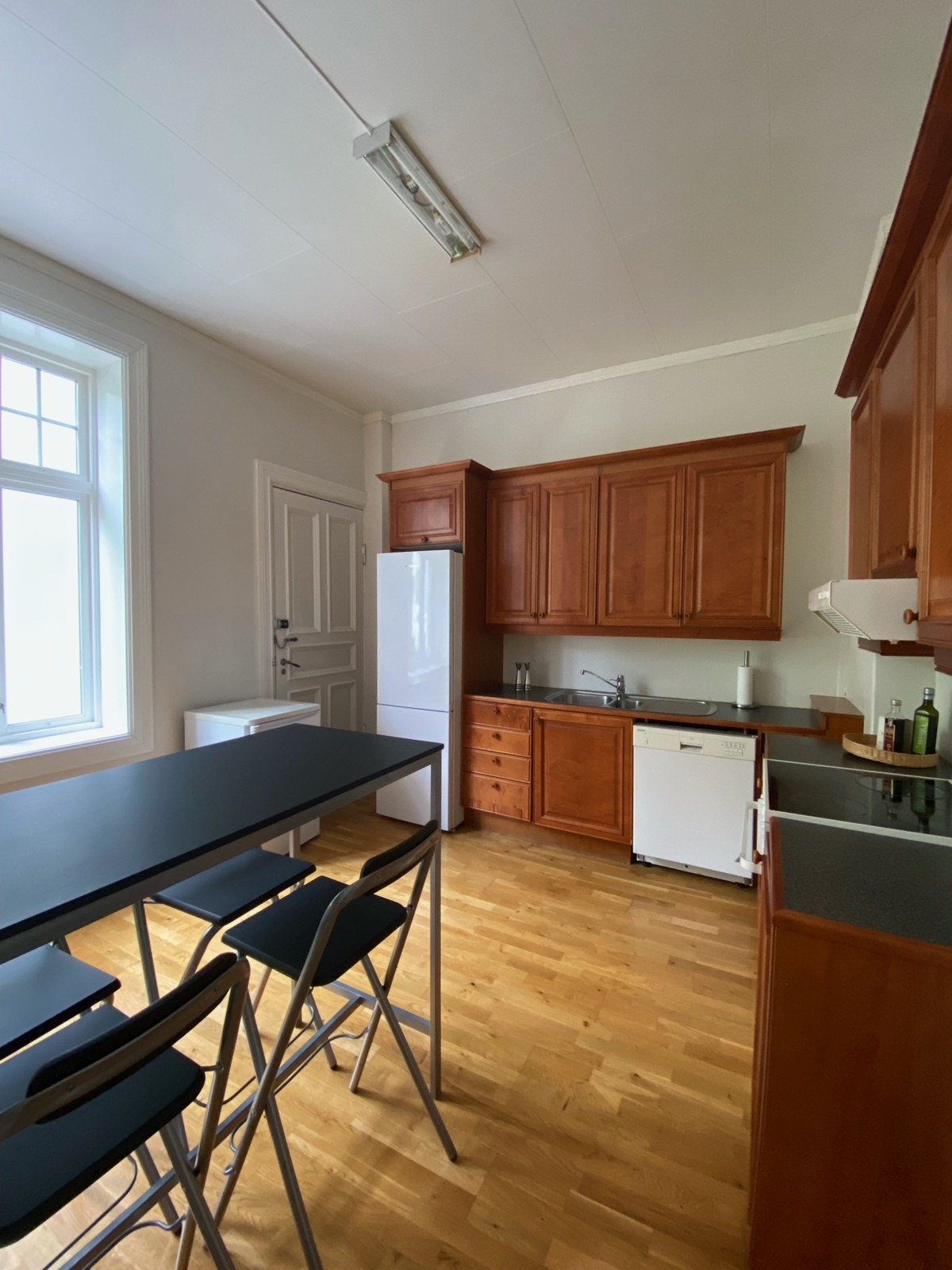 Kjøkken m/hvitevarer og spiseplass Galleribilde