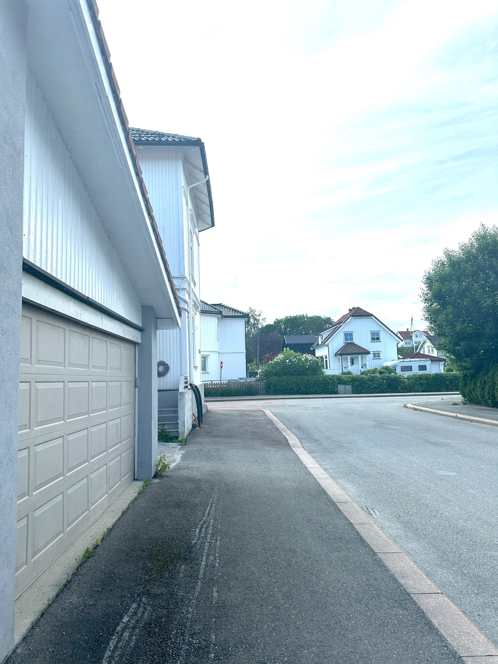 Ligger sentralt i Marcus Thranes Gate nær tog og busstasjonen. Bussholdeplass rundt hjørnet. Galleribilde