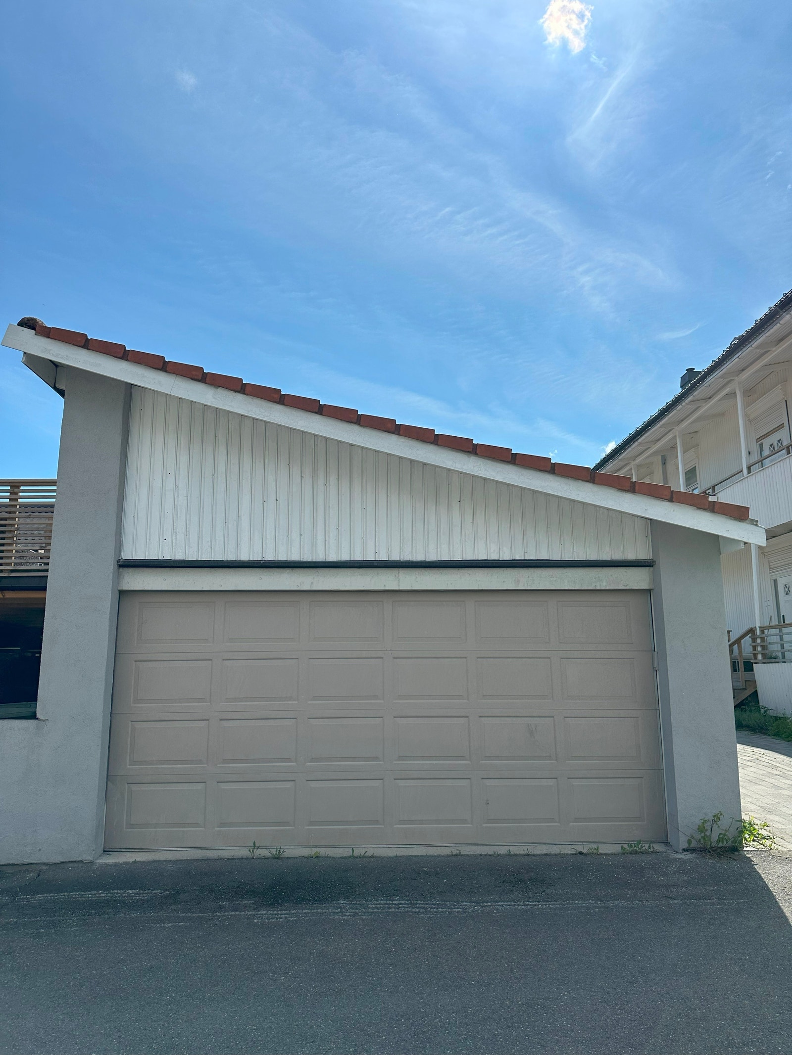 Stor dobbelgarasje med ekstra lengde og plass til 2 store biler. Fjernkontroller. Galleribilde
