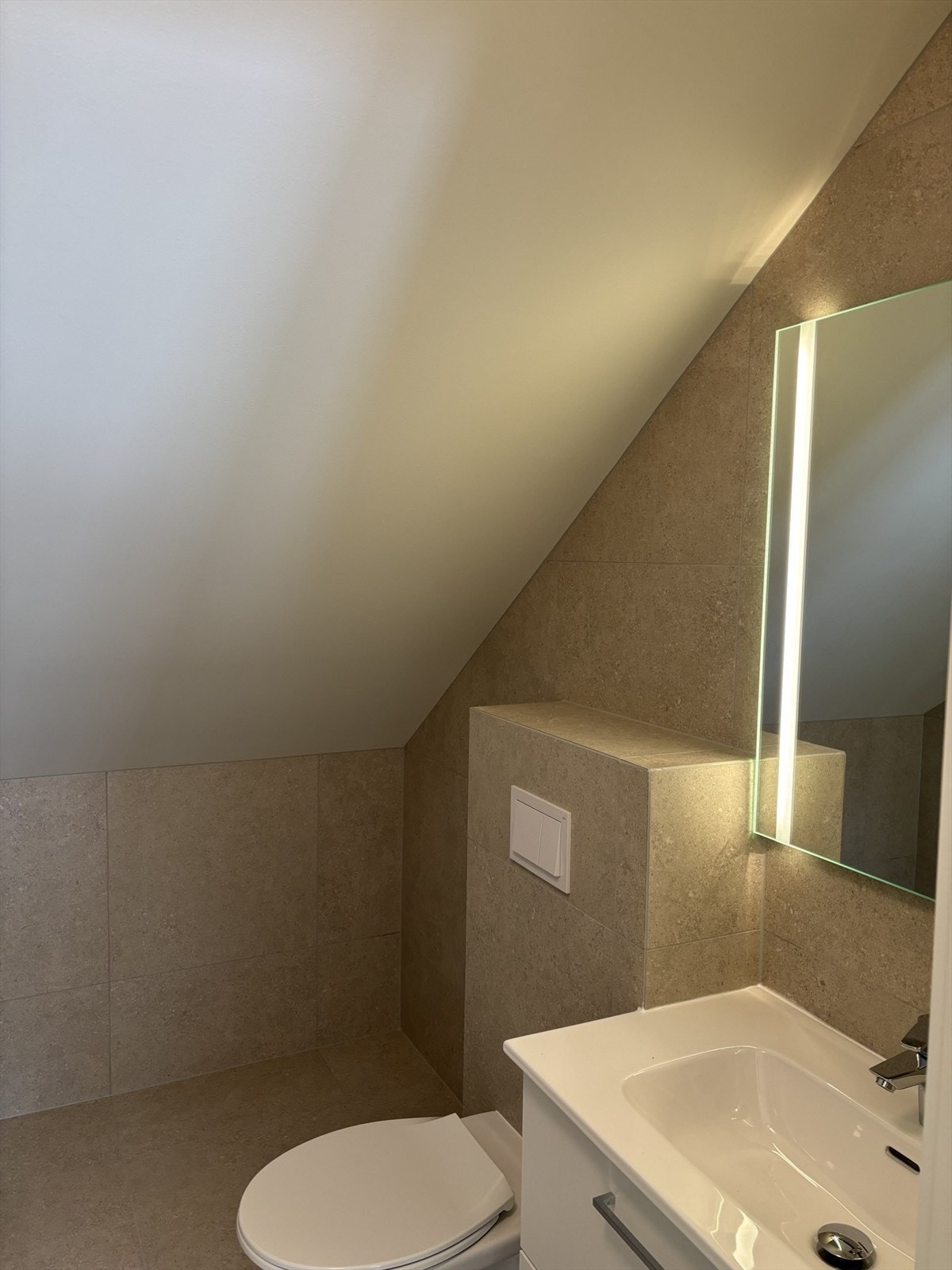 Baderom 2. etg. med vegghengt wc, helstøpt servant, speil med belysning Galleribilde