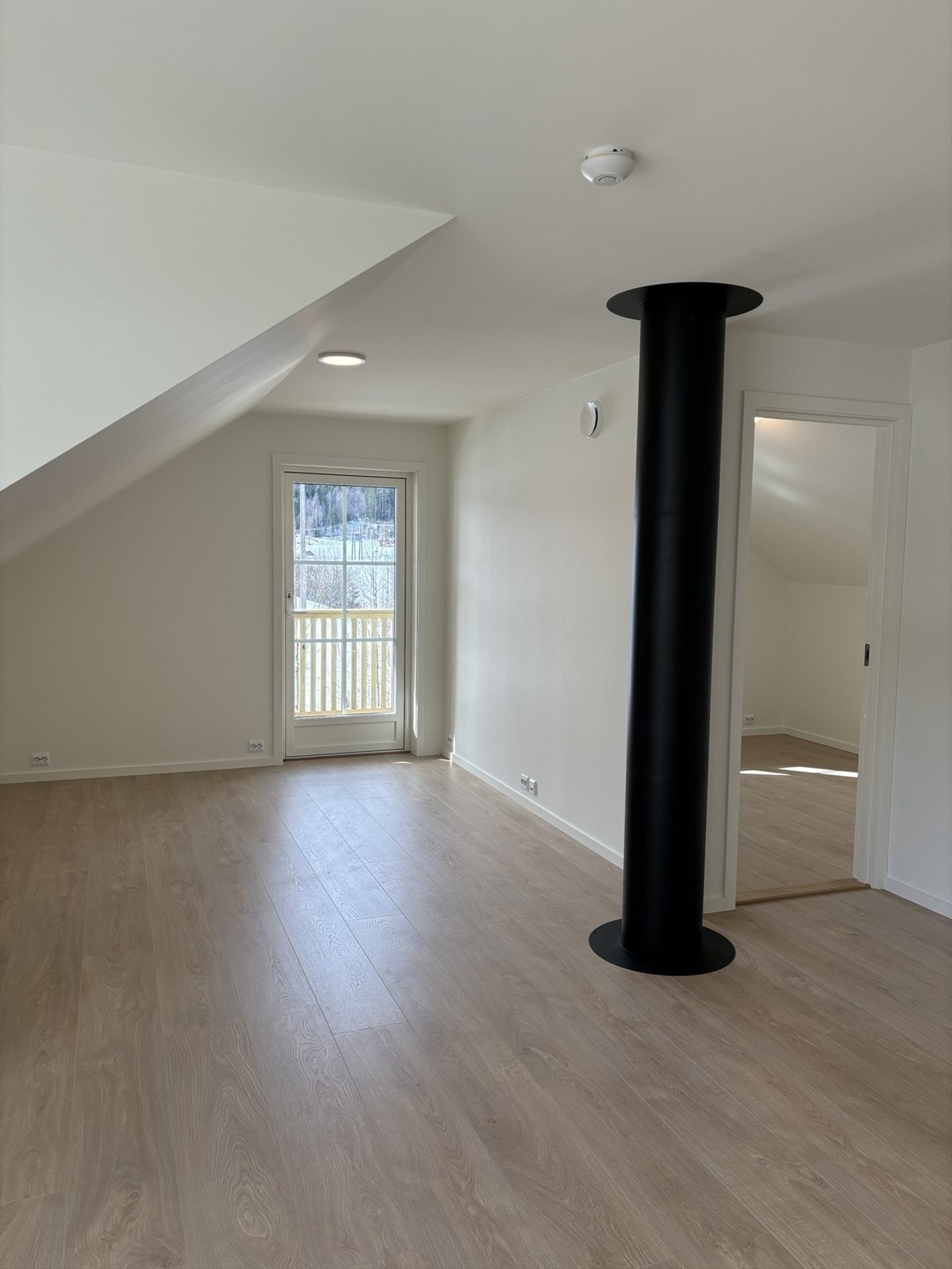 Del av loftstue med utgang til veranda 2 Galleribilde