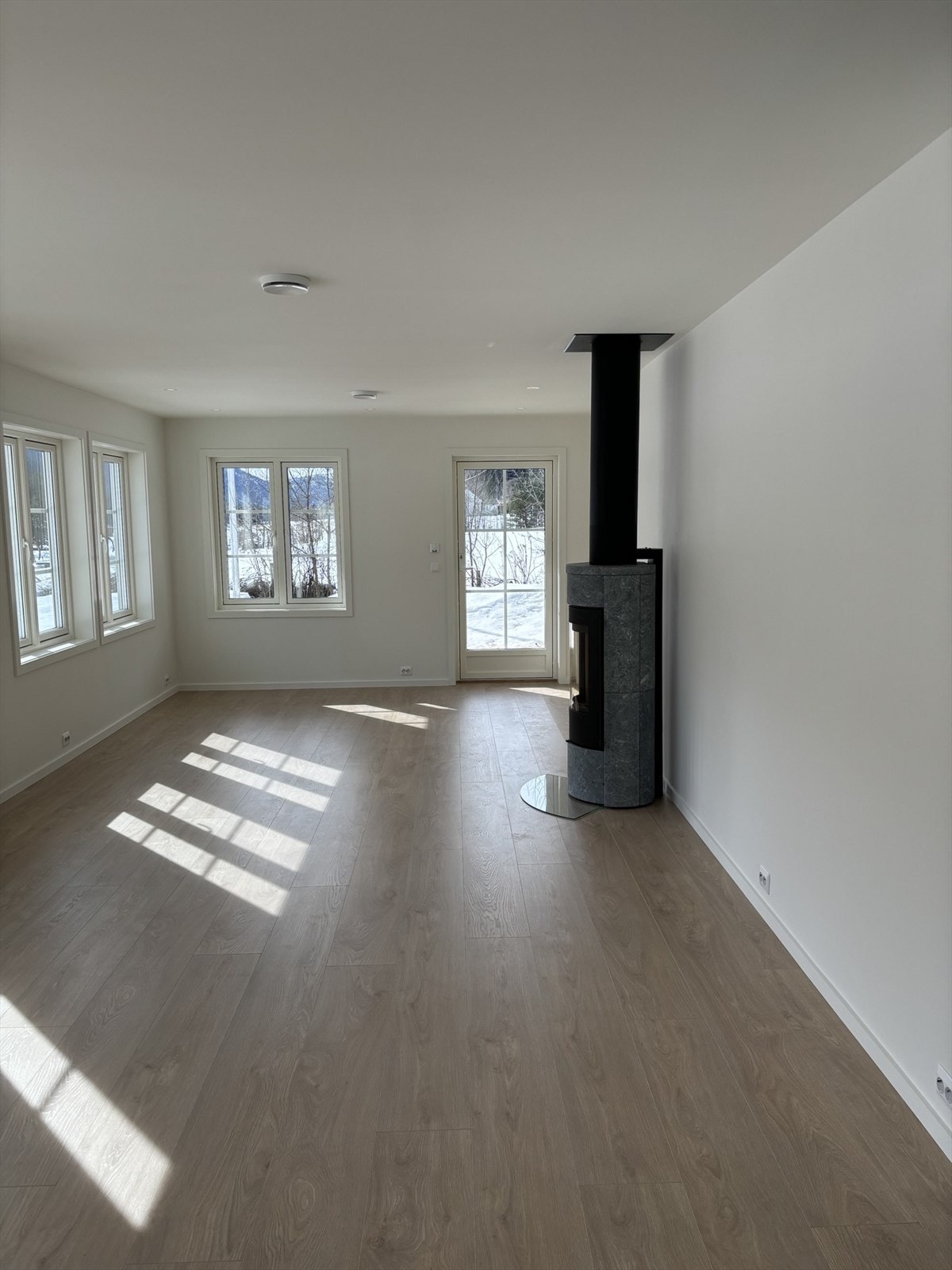 Godt med vinduer samt dør ut til hage Galleribilde