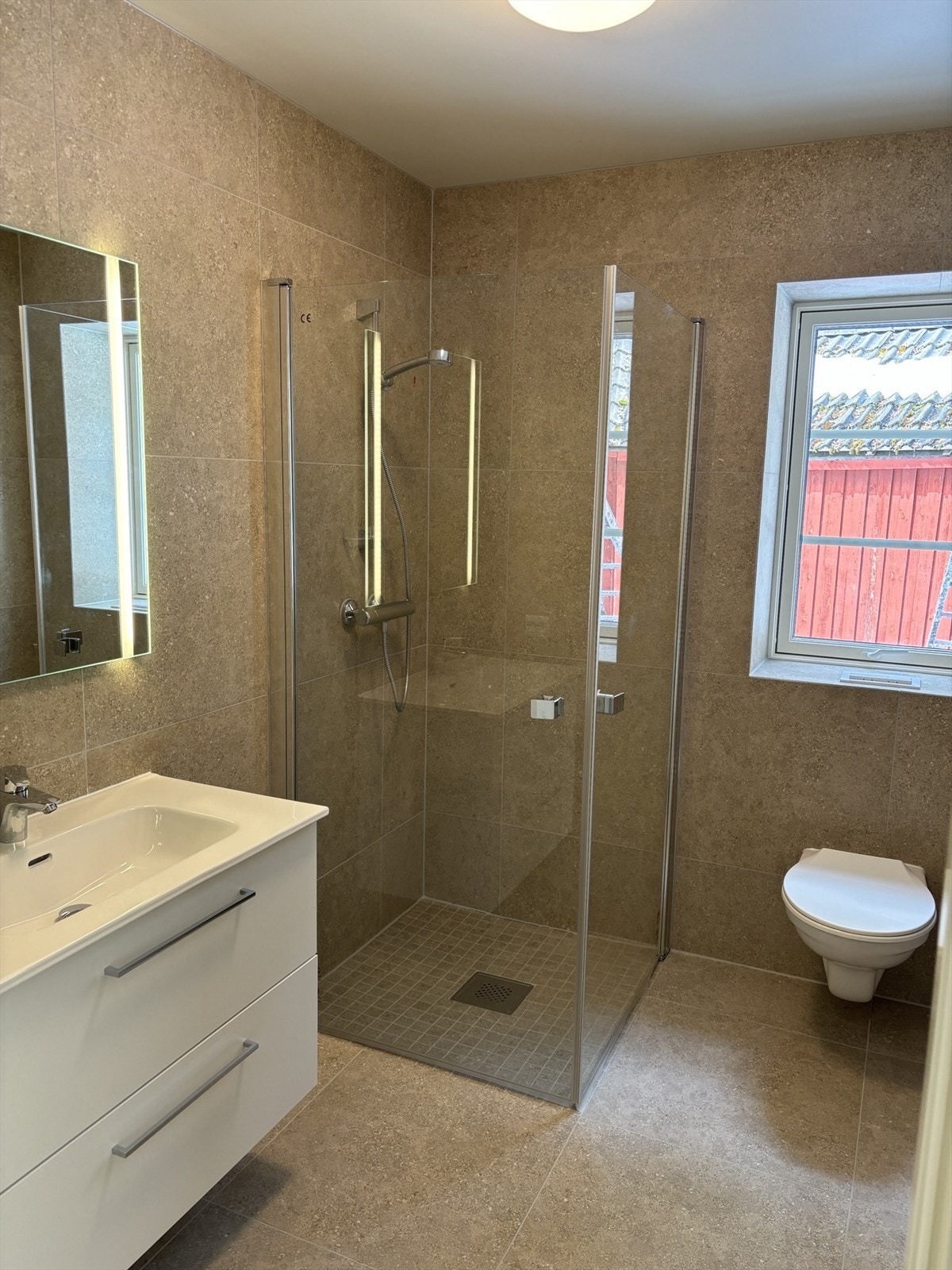 Baderom 1. etasje er delikat fliselagt både på vegger og gulv Galleribilde