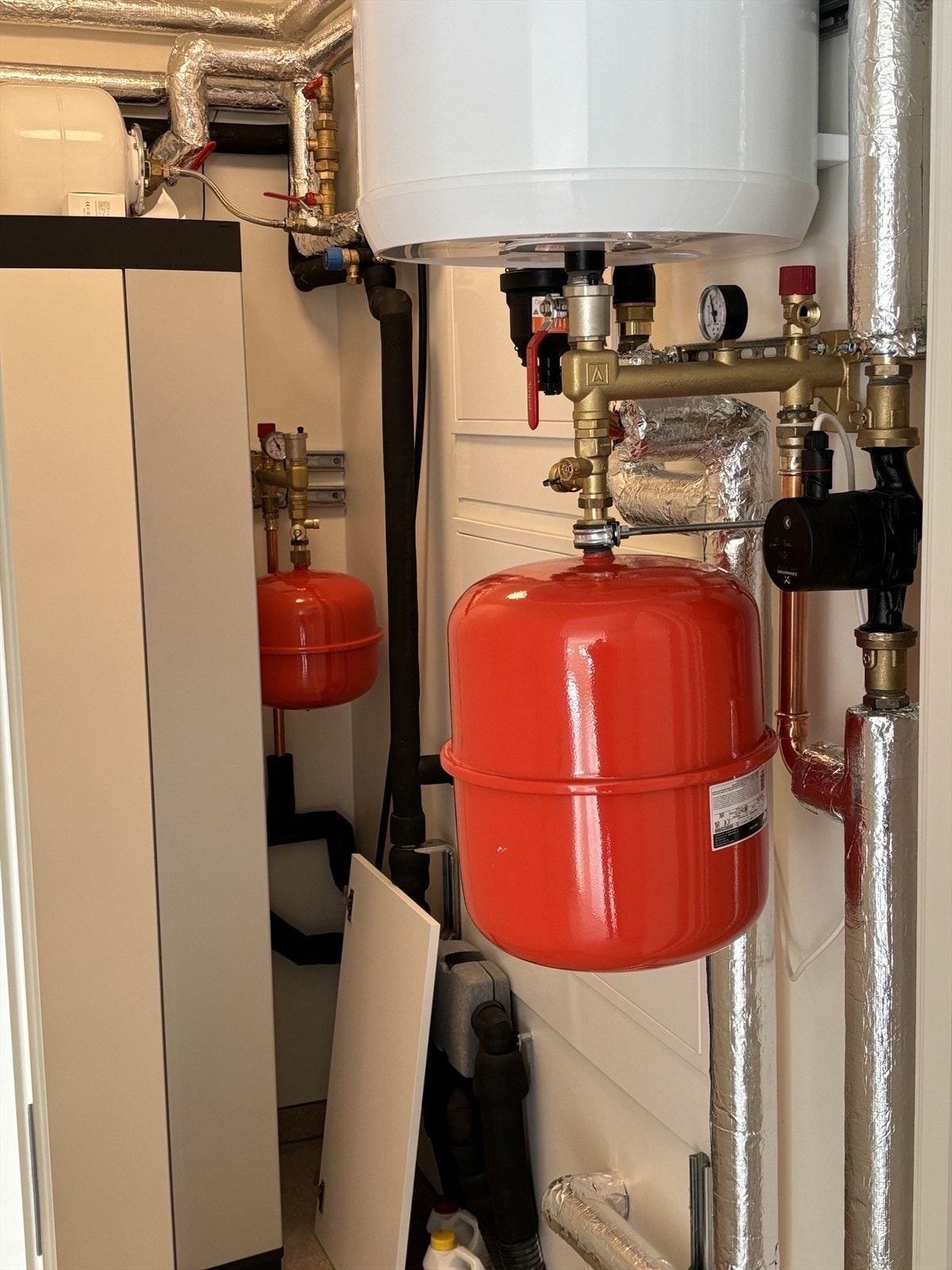 Teknisk - Vannbåren varme i gulv. 150 meters borehull Galleribilde