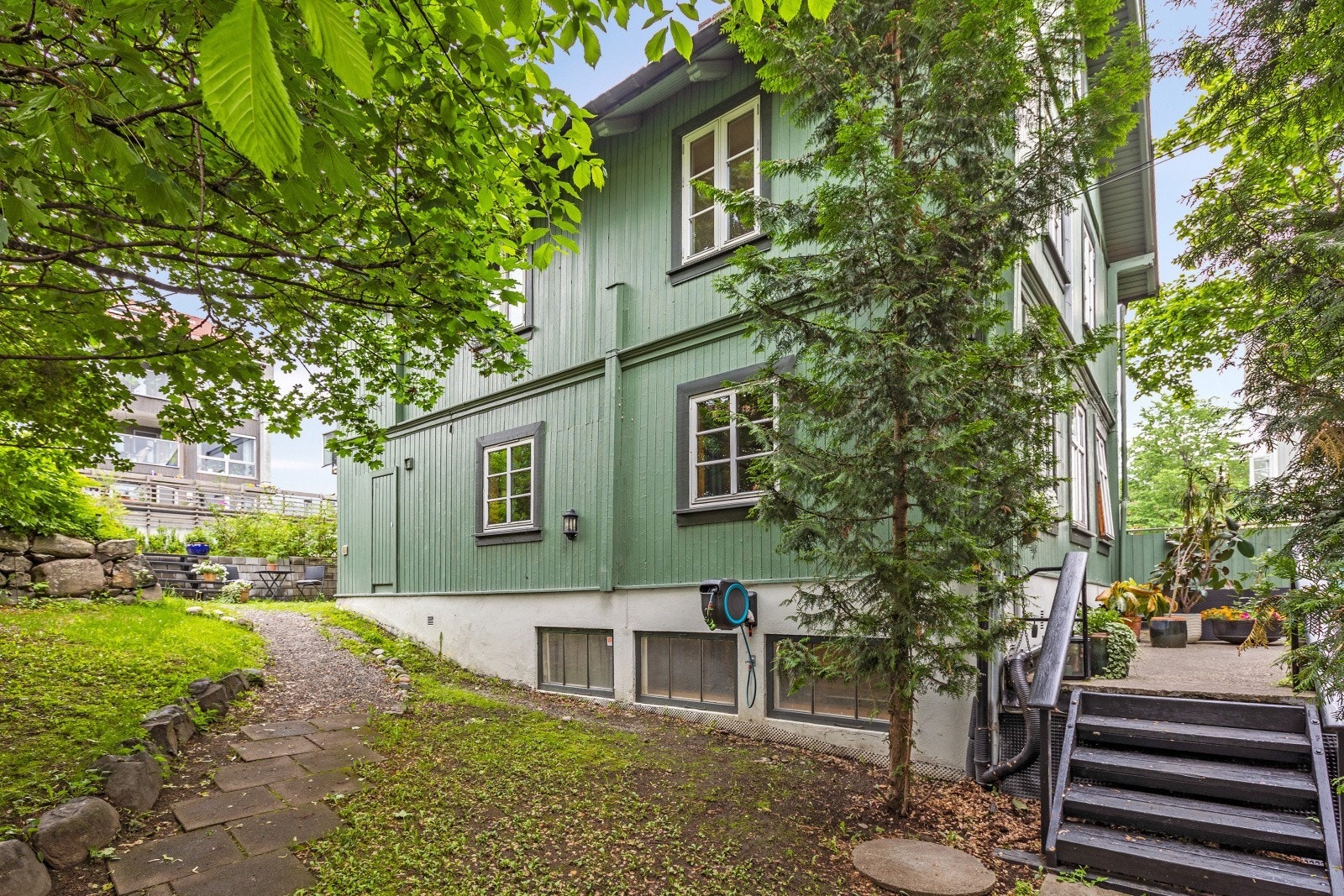 Velkommen til leiligheten i Storgata! Hyggelig og tilbaketrukket bygning i sentrum av byen. Galleribilde