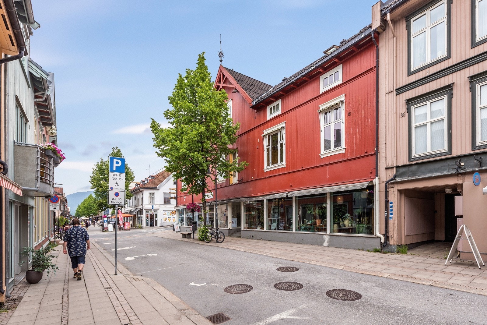 Leiligheten har egen utgang til gågata i Lillehammer sentrum. Galleribilde