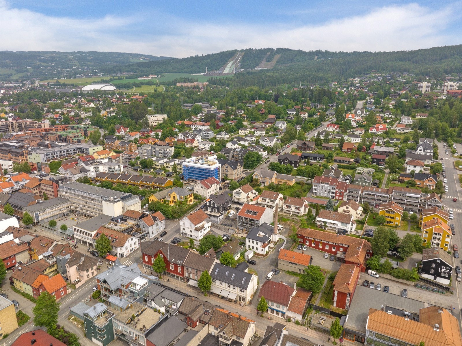Her har du gangavstand til "alt" av fasiliteter Lillehammer har å by på, og opp til flere dagligvareforretninger kun få minutters gange unna. Galleribilde