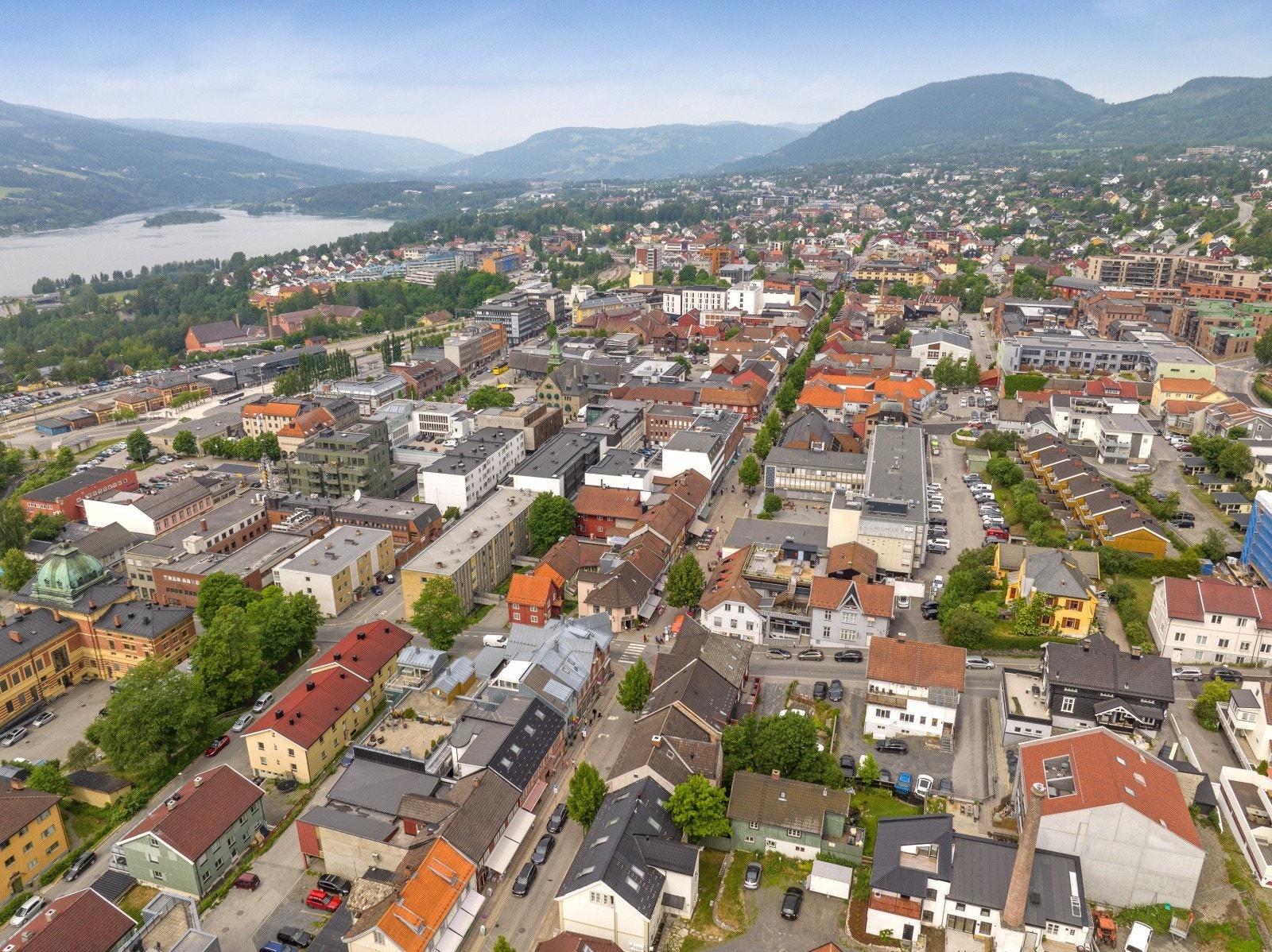 Leiligheten har en meget sentrumsnær beliggenhet sør i sentrum, kun et steinkast til Søndre Park og gågata. Galleribilde