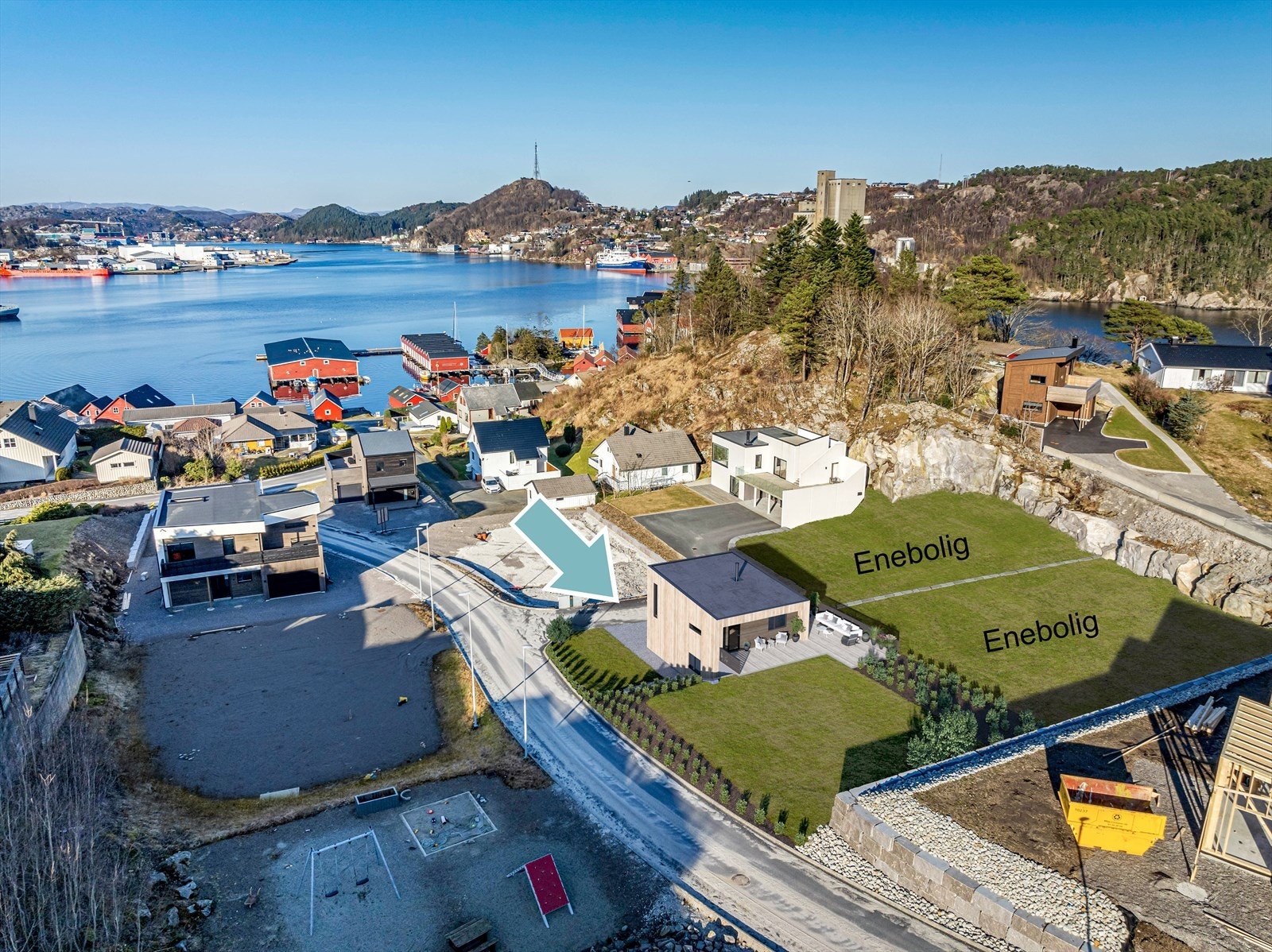 Boligen ligger fint til i feltet. Her har du nærhet til både sjø og natur. Galleribilde